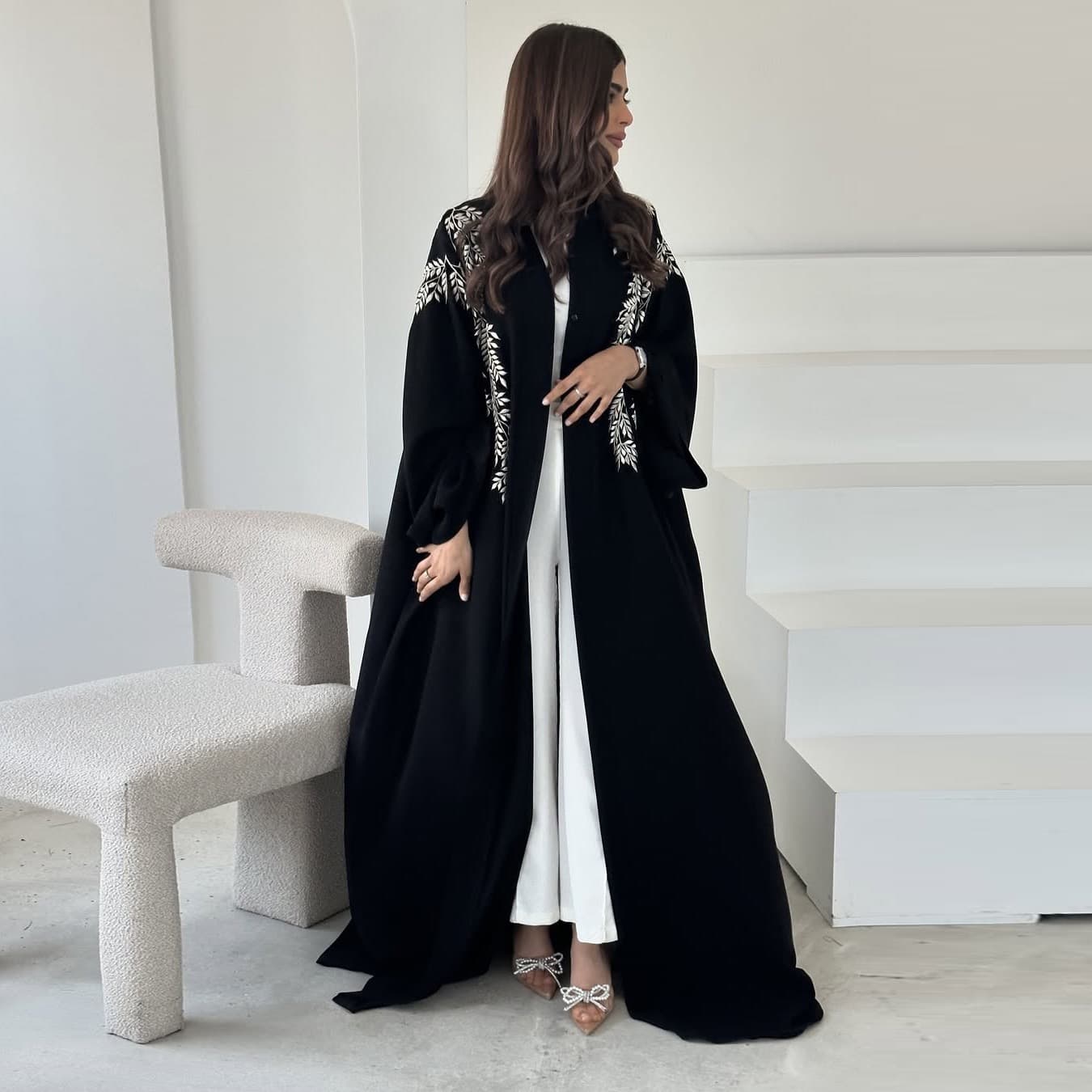 عەبای ڕەشی نەخشێنراو بە گەڵای سپی – وێنەی 2