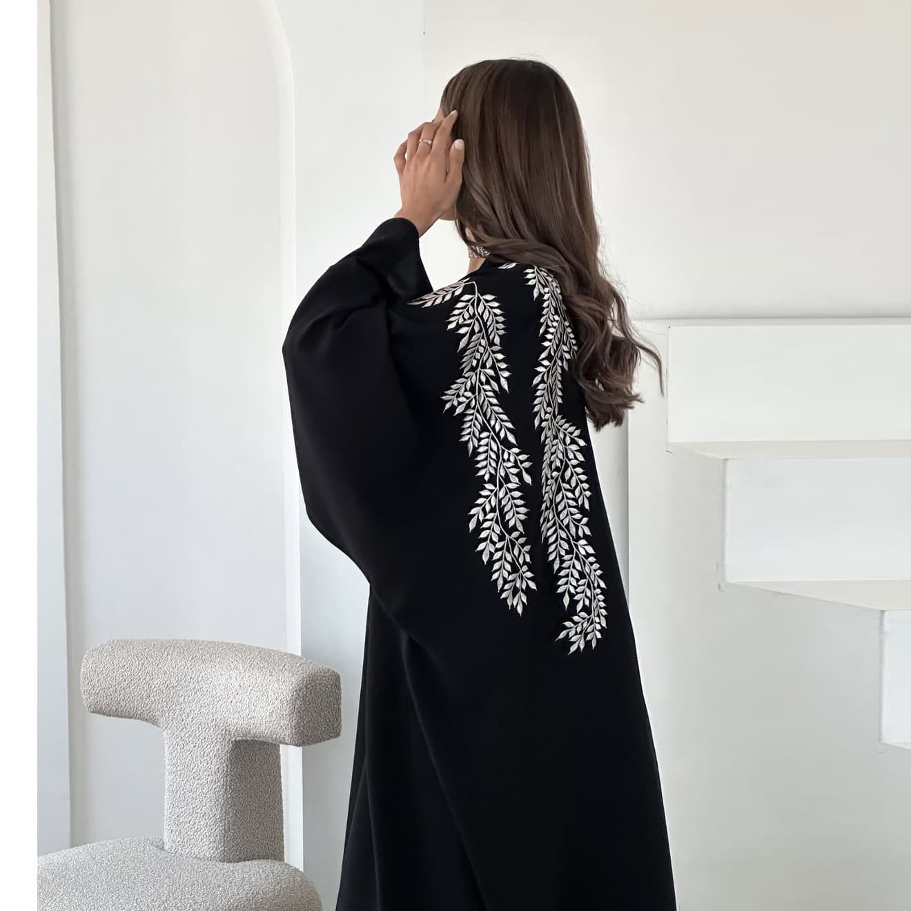 عەبای ڕەشی نەخشێنراو بە گەڵای سپی – وێنەی 3