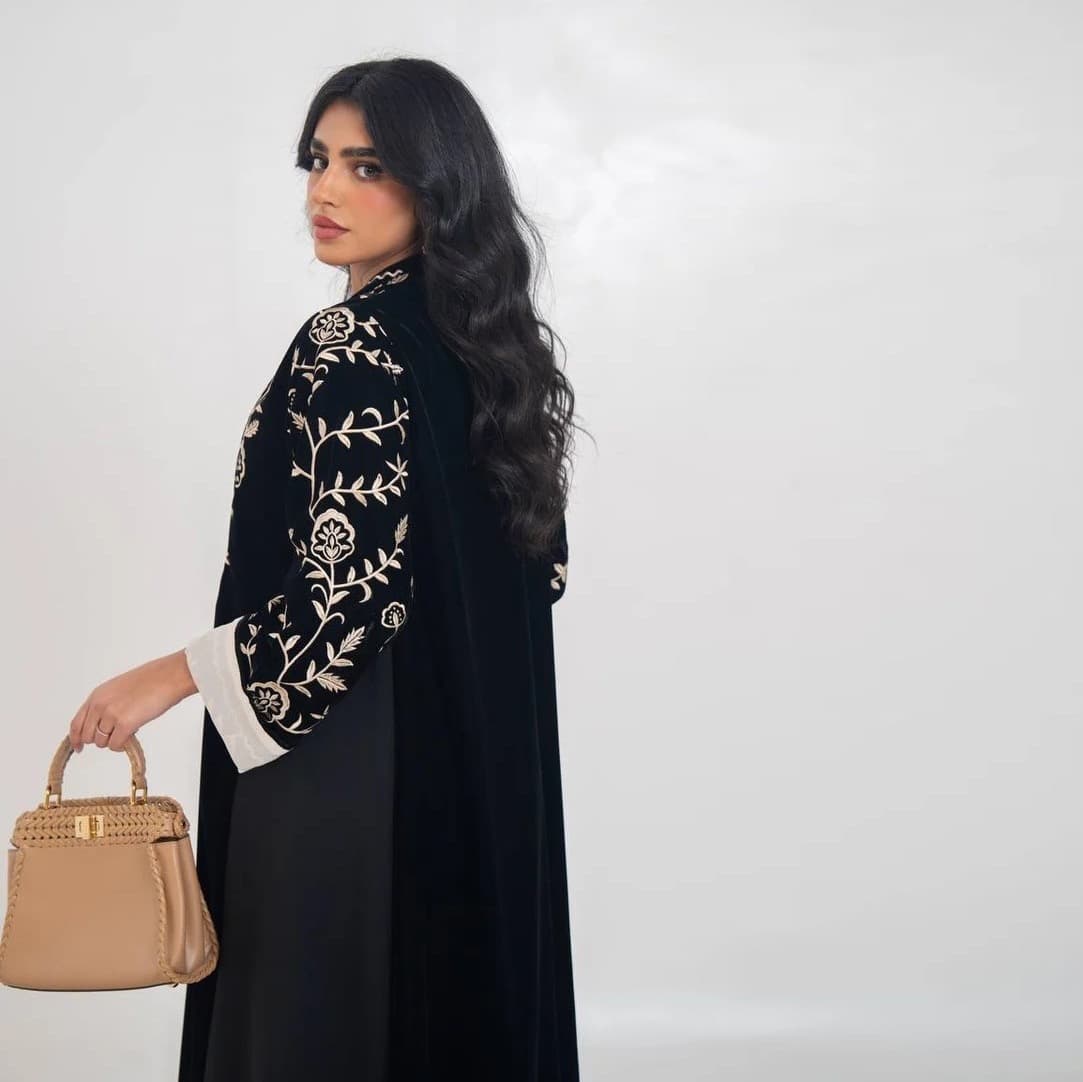 عباية مخمل مطرزة مفتوحة – صورة 3