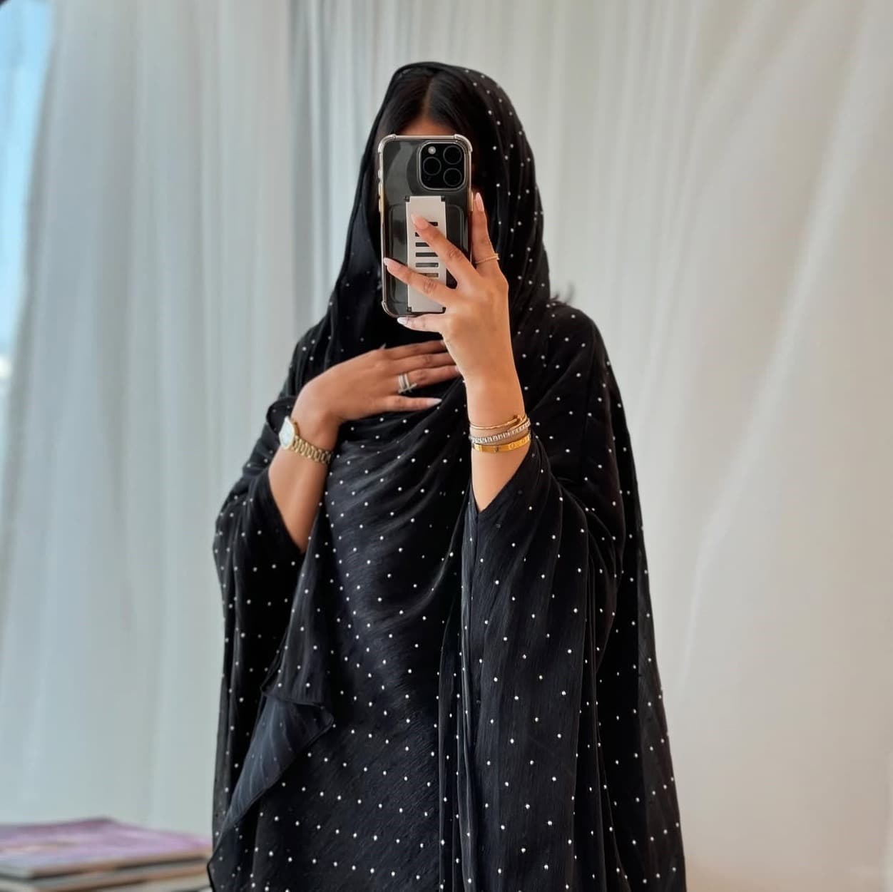عباية سوداء مزينة بالكريستال – صورة 2