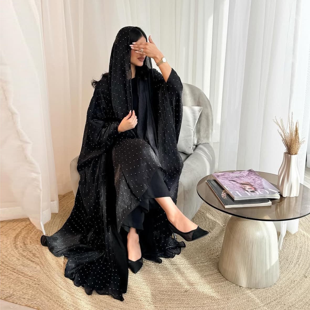 عباية سوداء مزينة بالكريستال