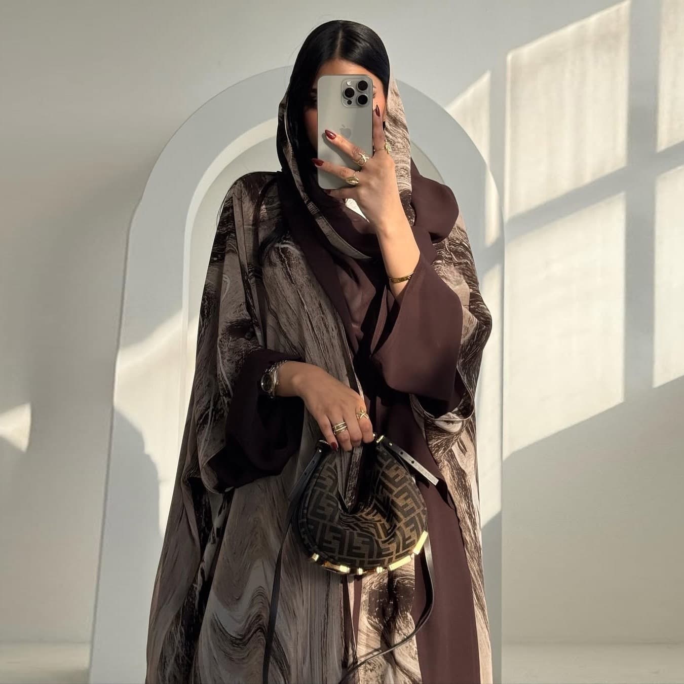 عباية بتصميم رخامي انسيابي – صورة 3