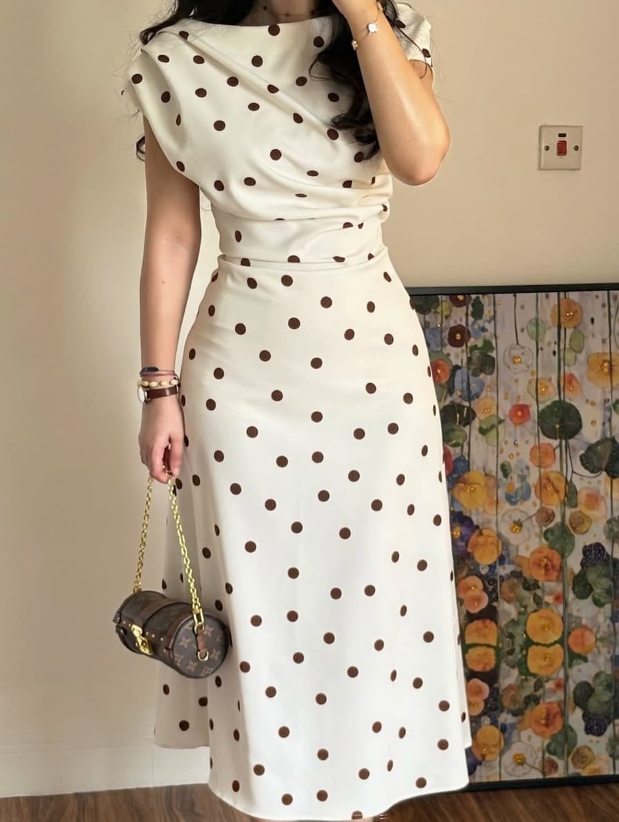 فستان ميدي منقط بياقة منسدلة – صورة 2