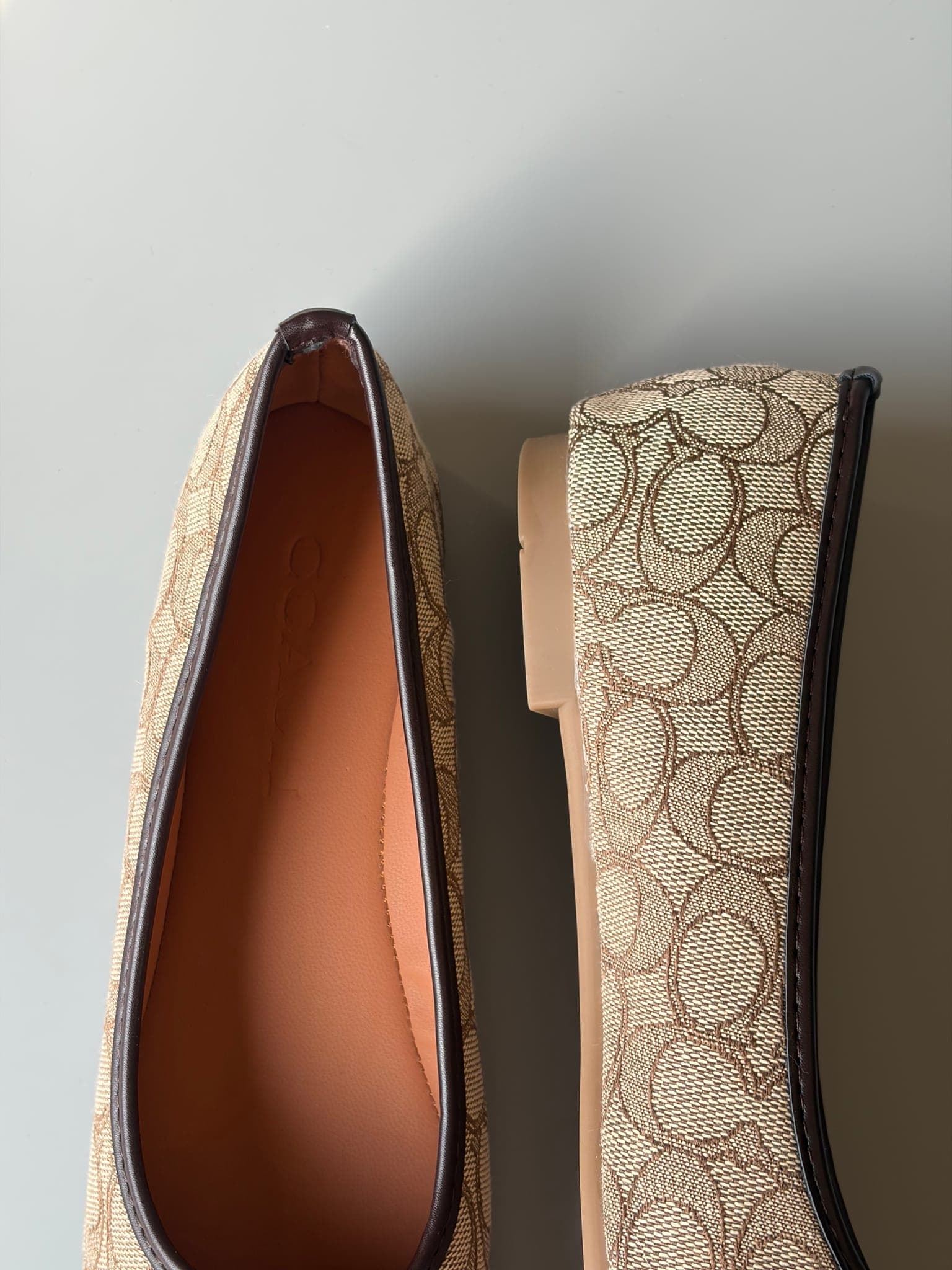 حذاء فلات Coach Signature بفيونكة – صورة 4