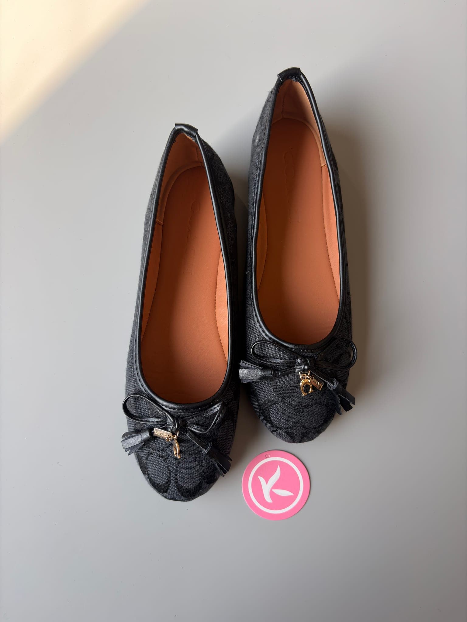 حذاء فلات Coach Signature بفيونكة – صورة 5