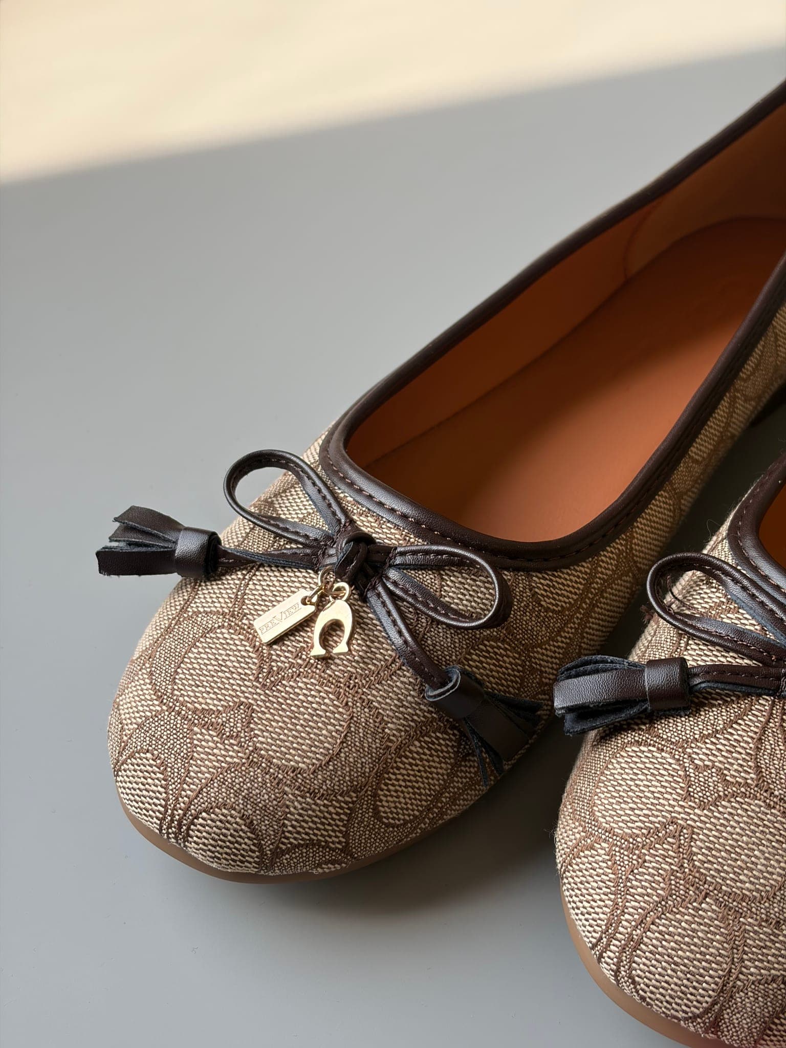 حذاء فلات Coach Signature بفيونكة – صورة 3