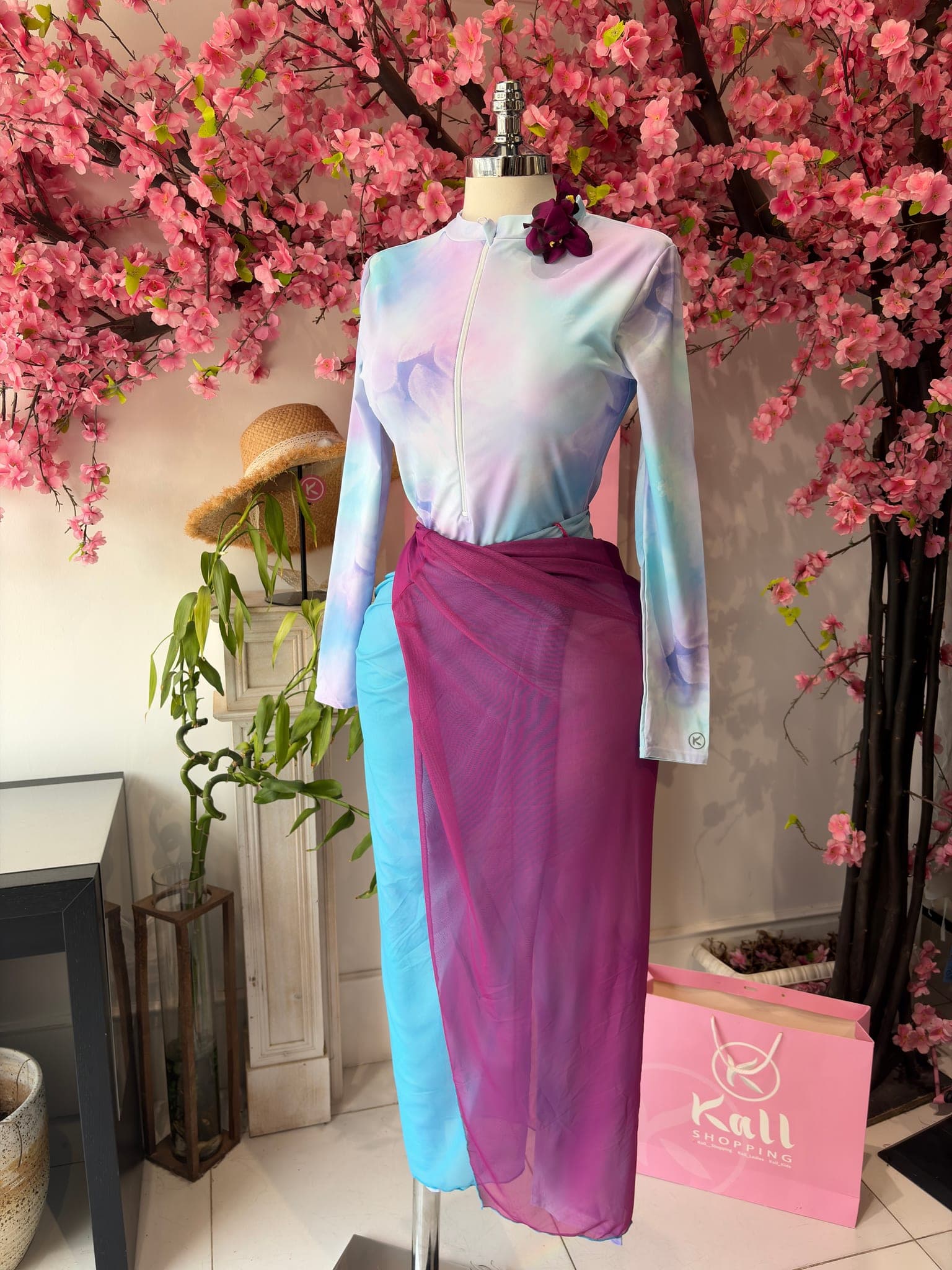 ستێکی بورکینی قۆڵ درێژ بە نەخشی تایدای